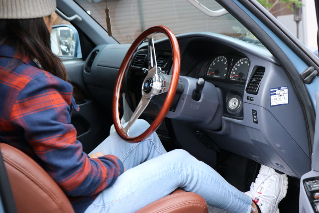 image-サーフ女子が語る愛車との出会い「乗りたい車に乗る方が効率的！」 | Car Shop Dearsign